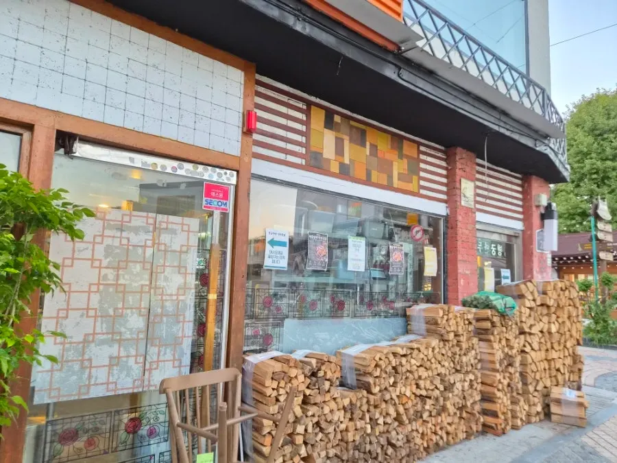 매장 입구의 참나무 장작과 화덕