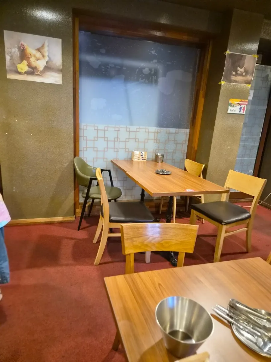 닭 그림이 걸린 통닭집 실내 벽