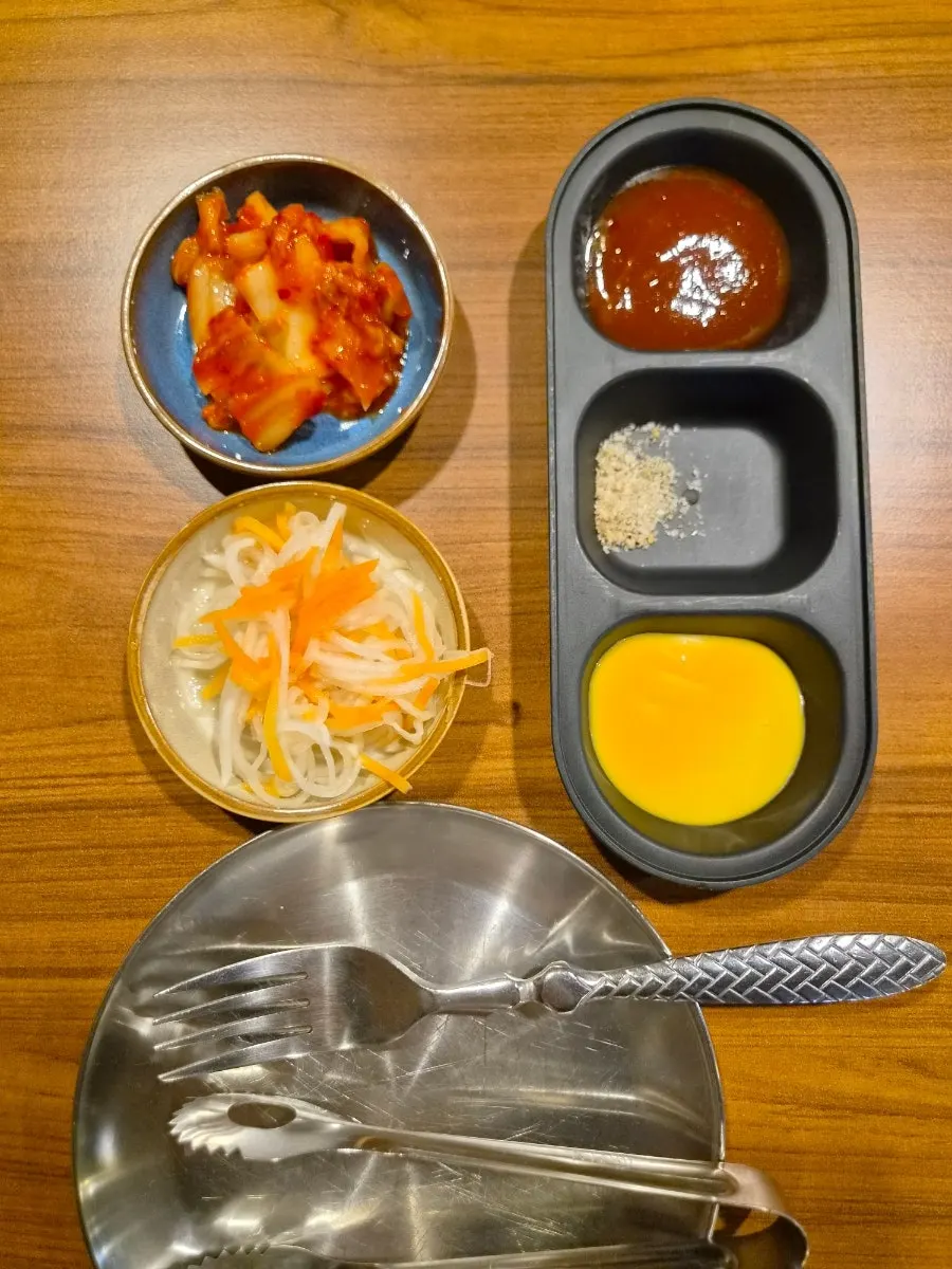 소스 2종과 소금, 부추김치와 무김치 기본 상차림