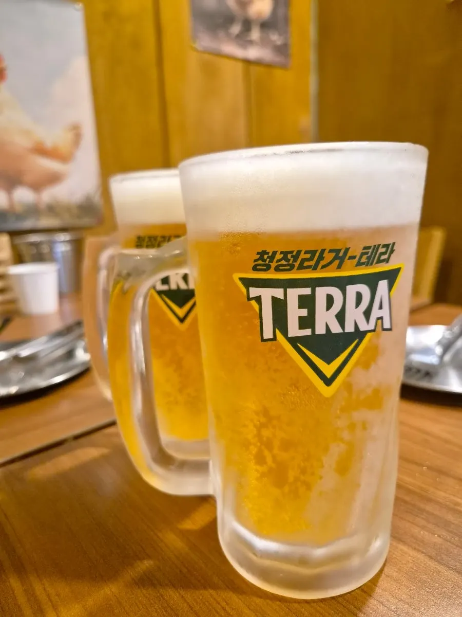 갓 따라 나온 생맥주 두 잔