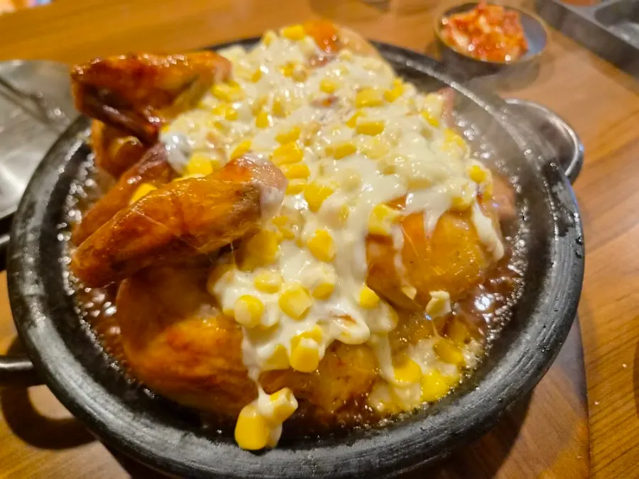 콘치즈 통닭이 놓인 테이블 전체 상차림