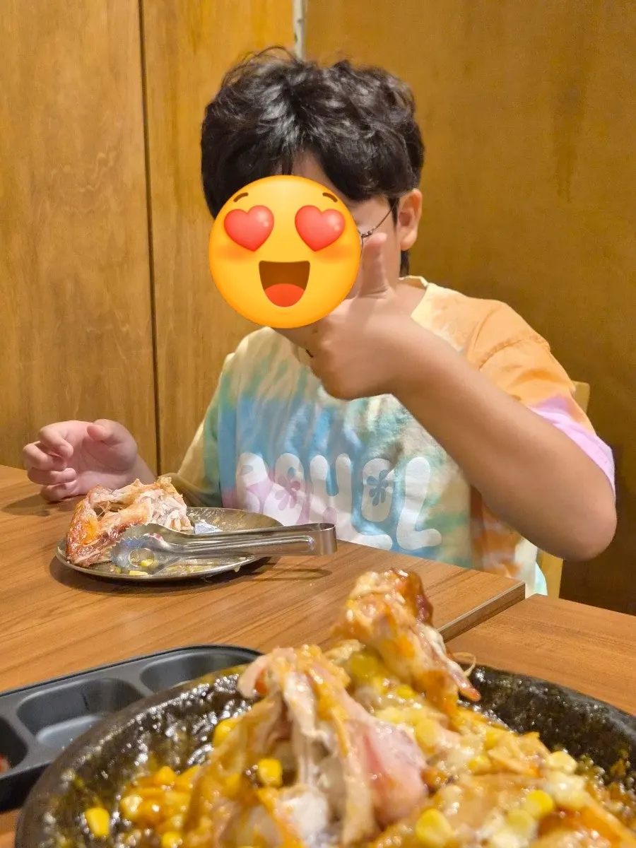 발라낸 통닭 살과 찹쌀밥 한 접시