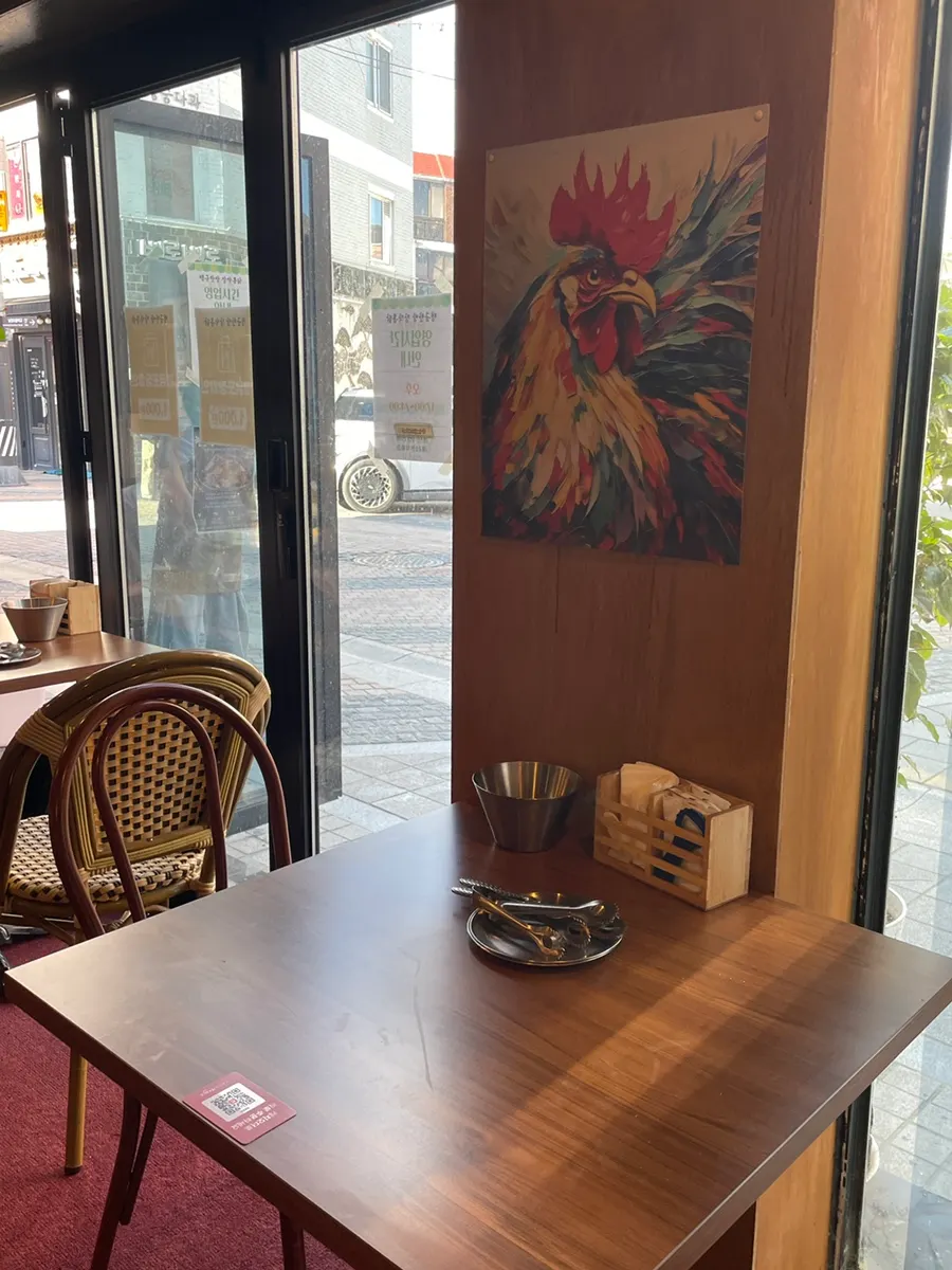 1층 통창 옆 창가 테이블 자리
