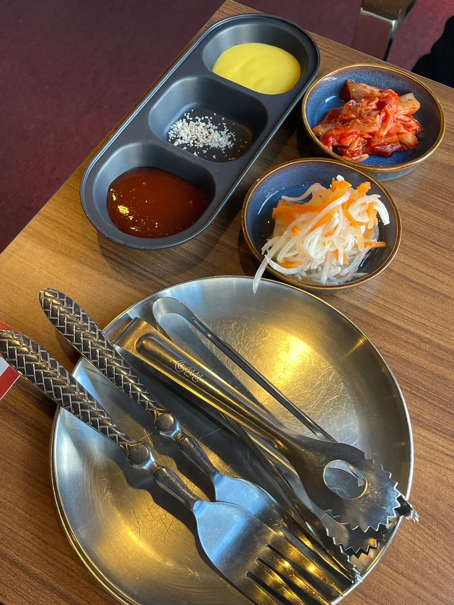 기본 소스와 김치, 무당근 피클 세팅
