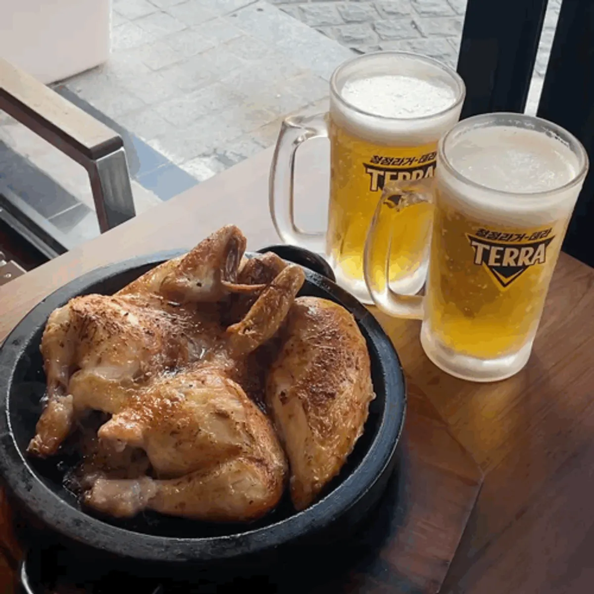 돌판에 올려 나온 한방장작구이통닭