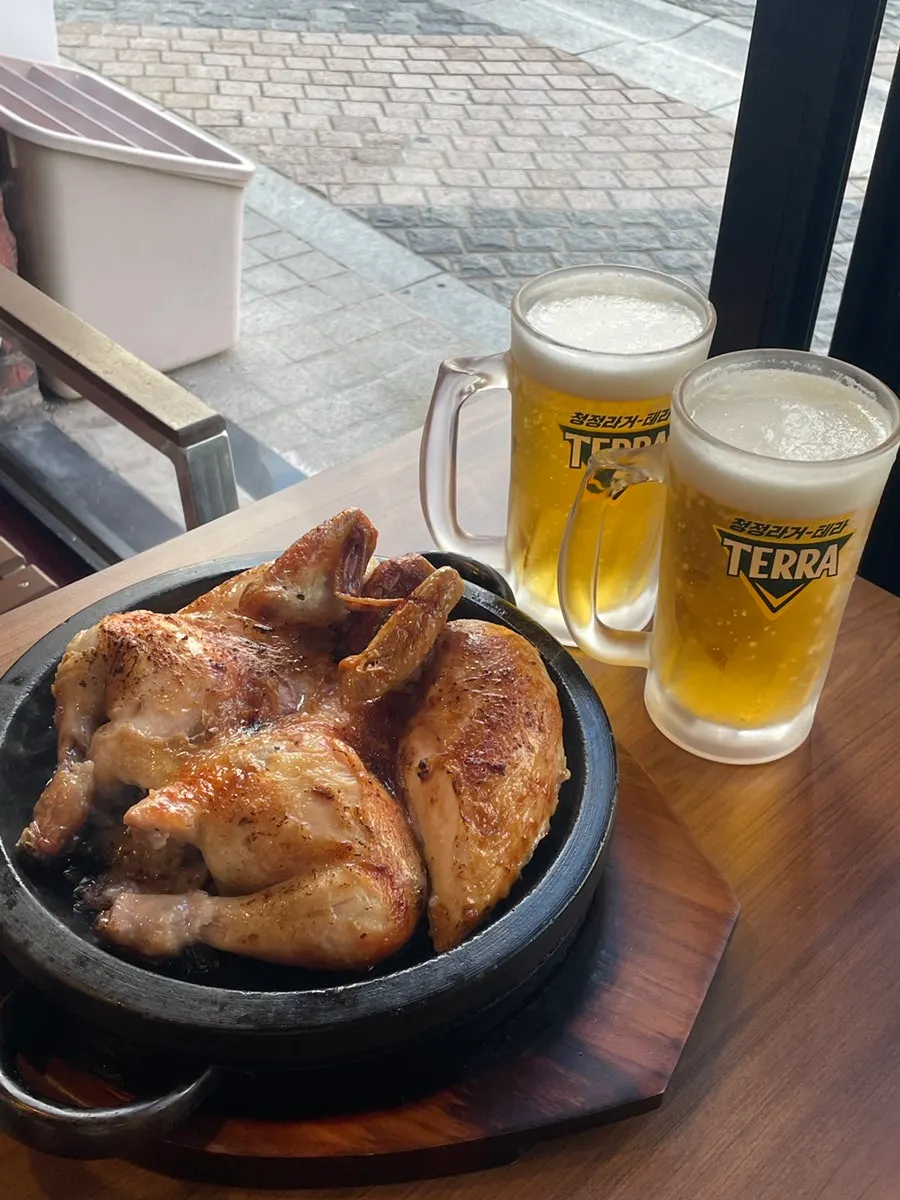 노릇하게 구워진 장작구이 통닭 한 마리