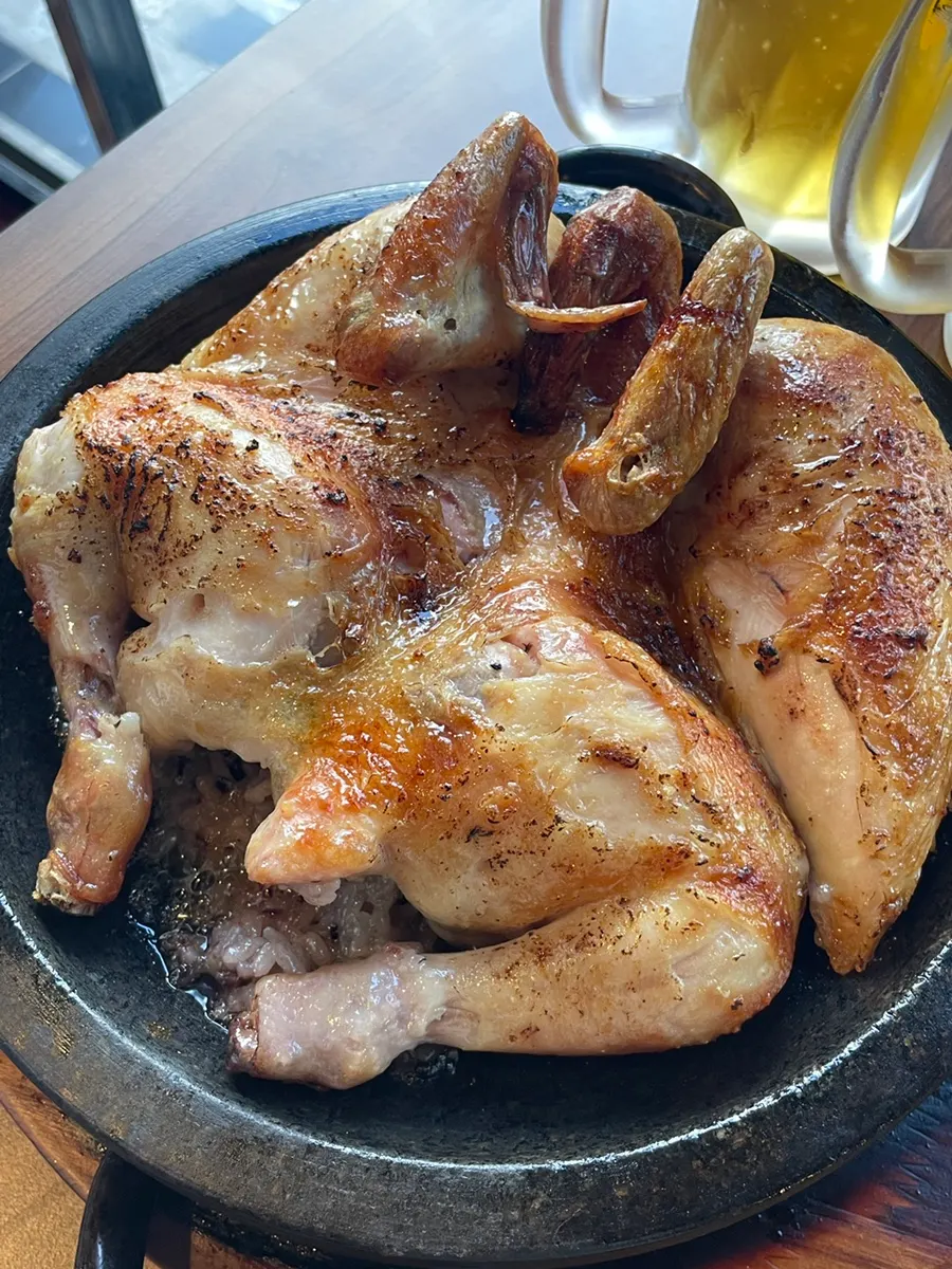 통창 옆 자리에서 즐기는 야장 분위기 치맥