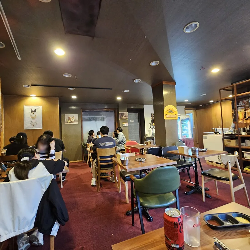 木製桌子與溫暖燈光的店內裝潢