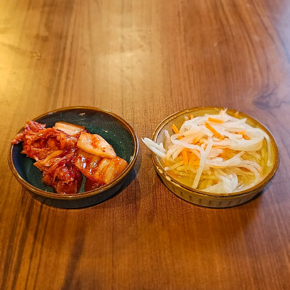 泡菜與蘿蔔醃菜小菜盤