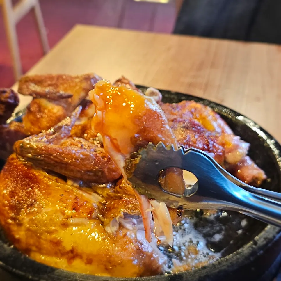 用夾子撕下的濕潤雞腿肉
