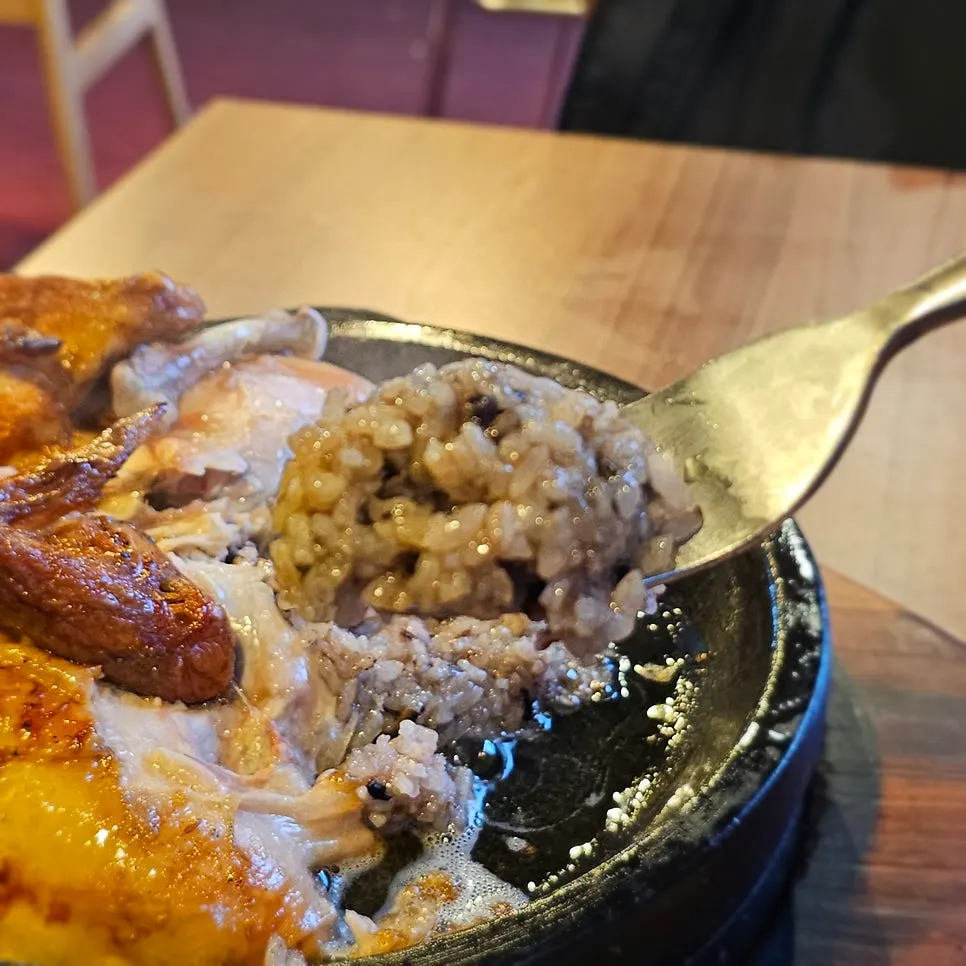 黏在石板上變成鍋巴的糯米飯
