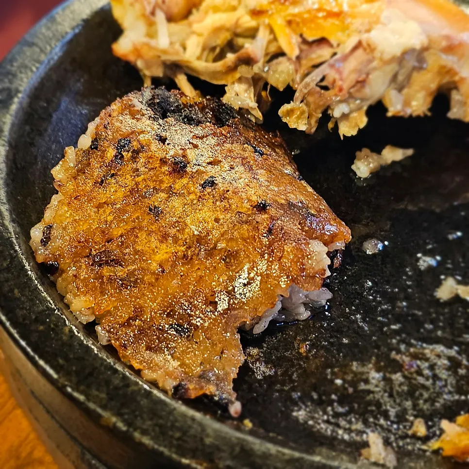 用湯匙刮起的石板鍋巴