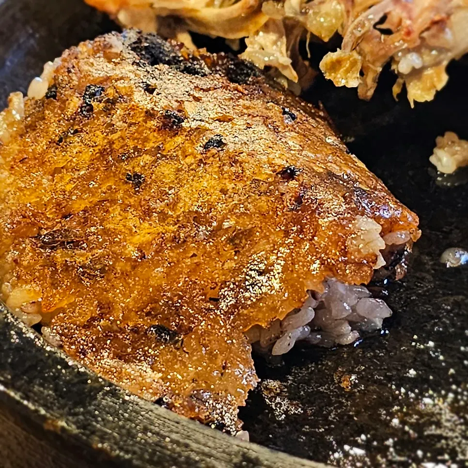盛著糯米飯與泡菜的一匙