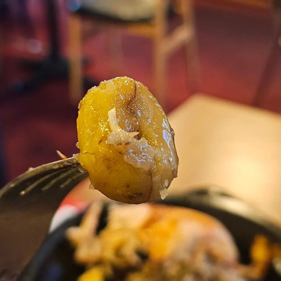 獨食擺盤的石板烤雞與零卡可樂