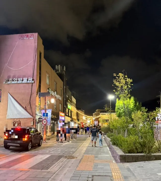 Path from Hwaseong Haenggung public parking lot toward the restaurant