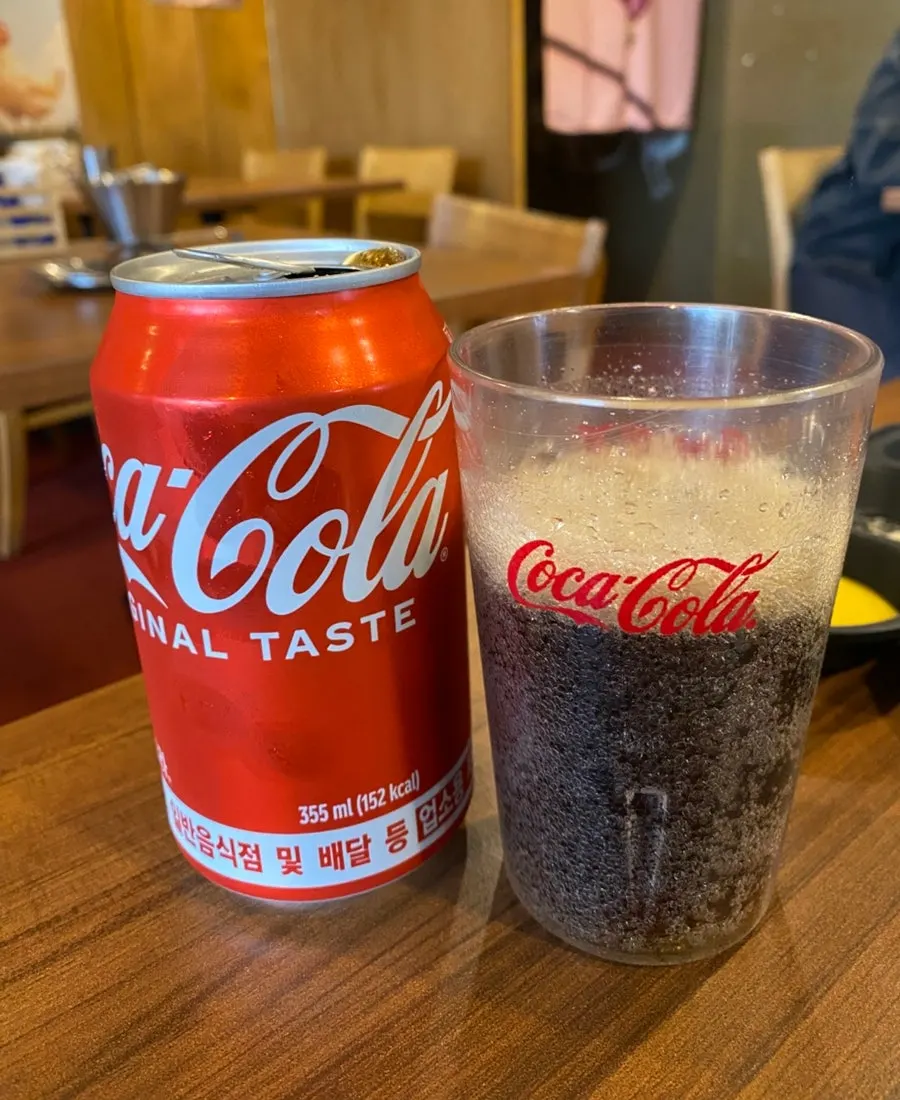 통닭과 함께 즐기는 음료 테이블 풍경