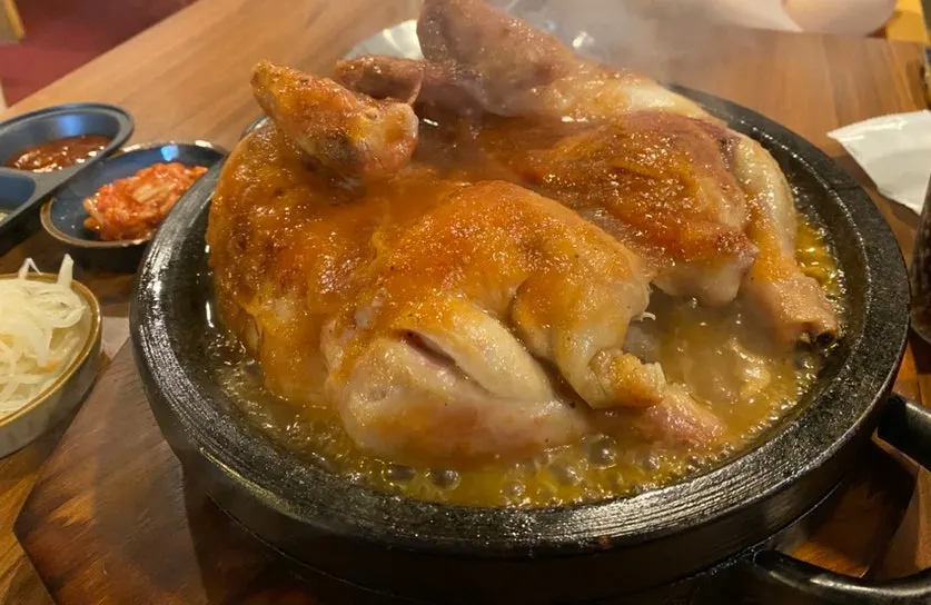 철판 위에서 보글보글 끓는 장작구이 통닭