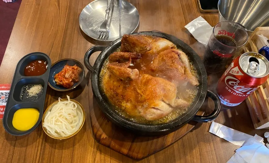 훈연 바베큐 소스 장작구이 통닭 클로즈업