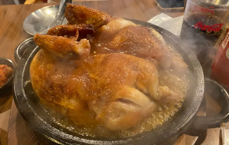 바베큐 소스가 올라간 통닭 표면