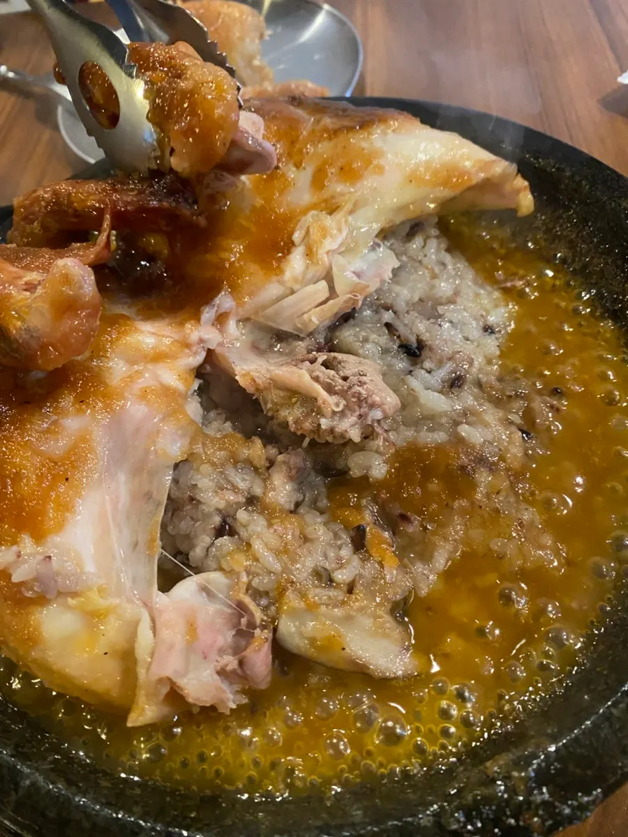 따뜻하게 유지되는 철판 위 통닭