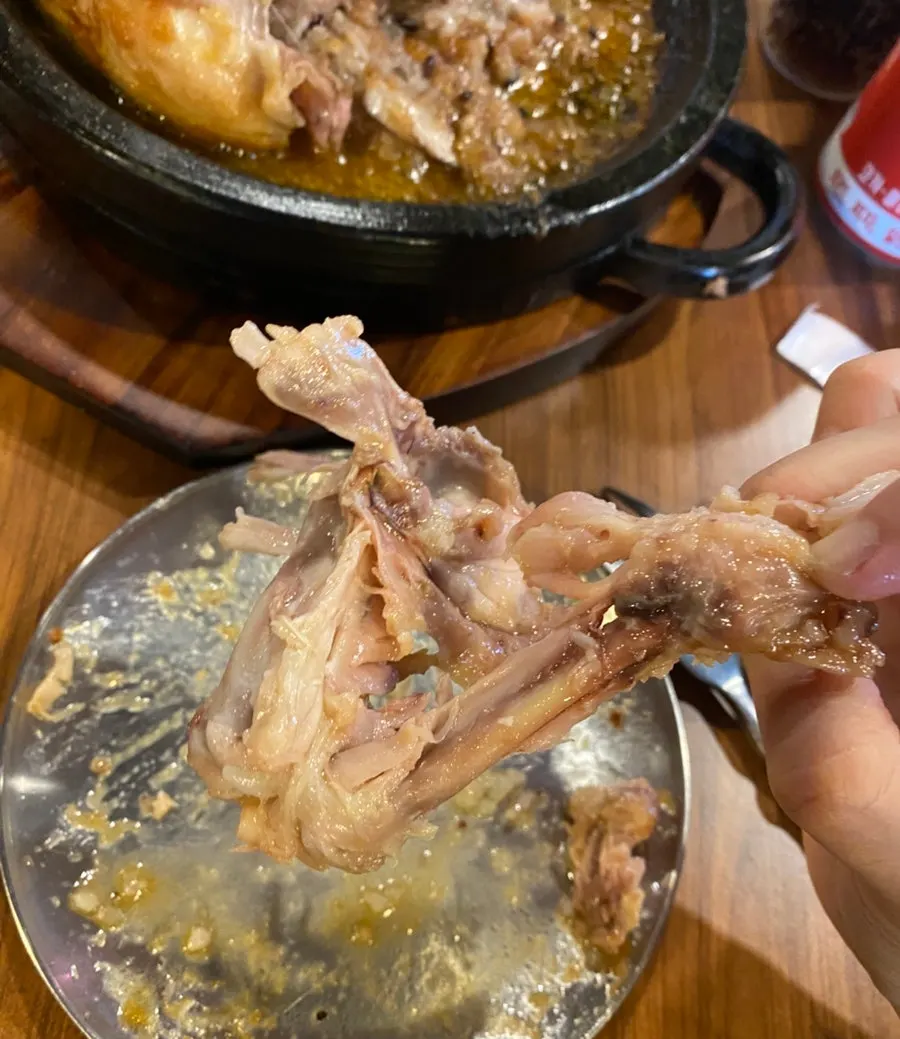 집어 올린 장작구이 통닭 한 조각