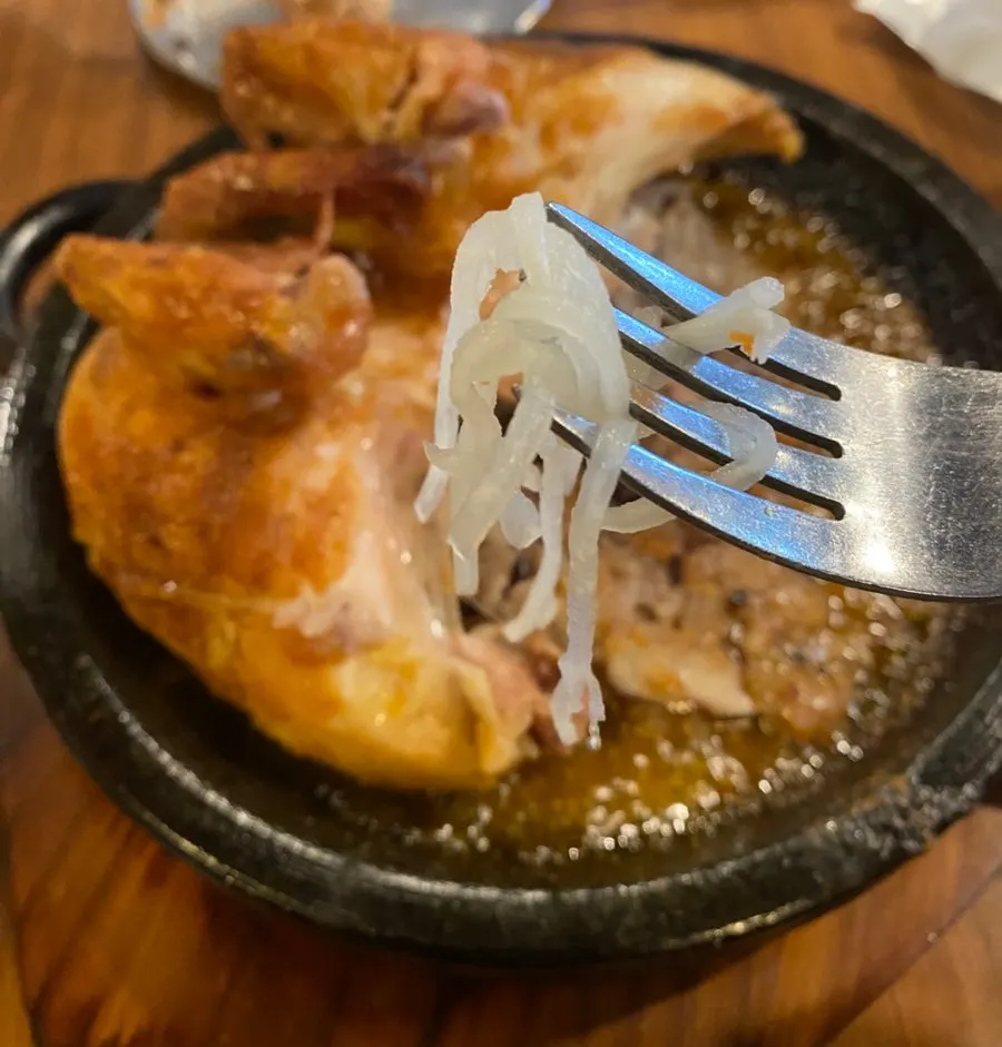 통닭과 함께 먹는 모습