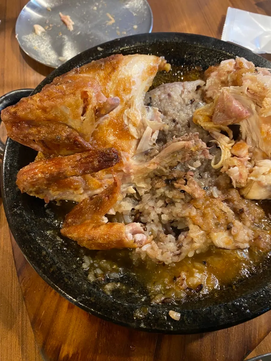 통닭 밑 철판에 눌어붙은 누룽지