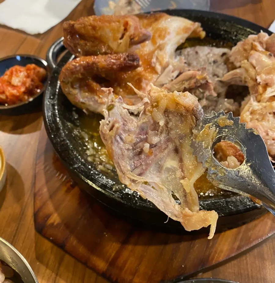 노릇하게 구워진 철판 누룽지