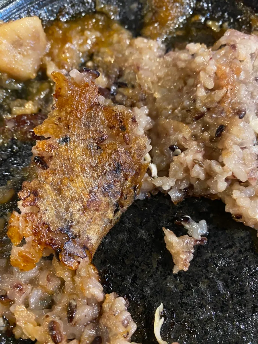 소스에 찍은 통닭 조각