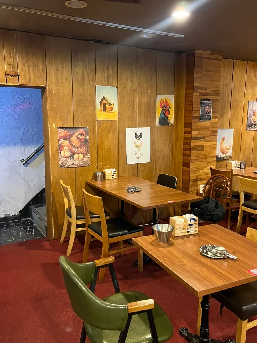 1st floor hall seating with open windows