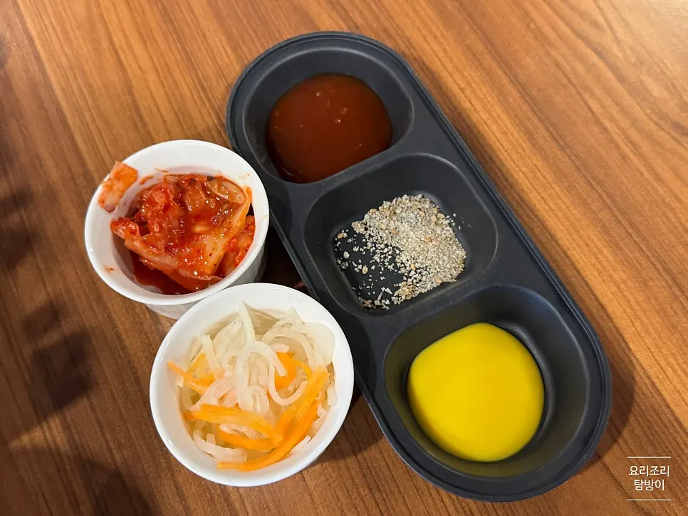 통닭과 함께 나온 기본 반찬 상차림