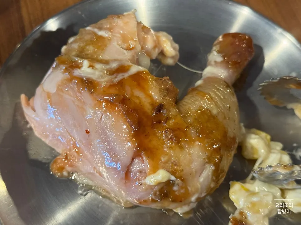 치즈를 감아 올린 장작구이 통닭 살