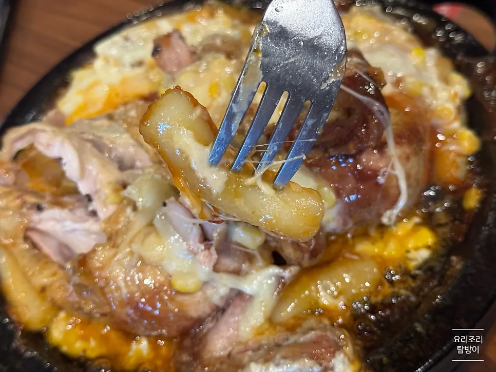 양념에 버무려진 통닭과 추가한 떡사리