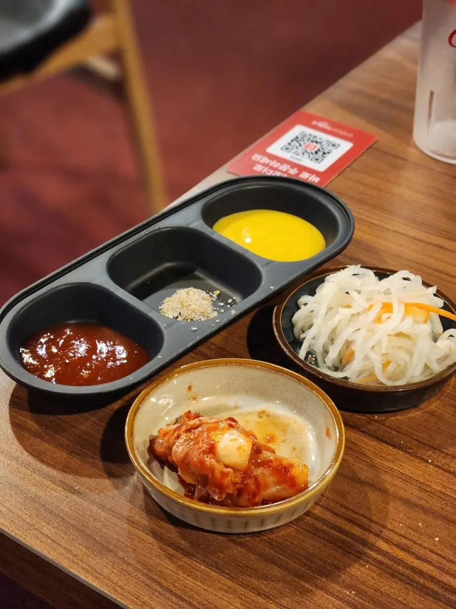 치킨무 무생채 김치가 나온 밑반찬