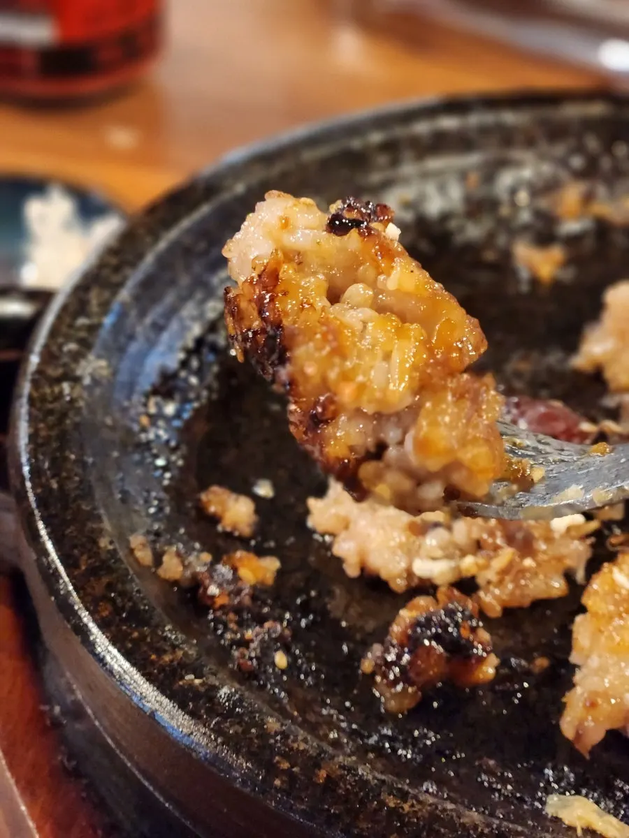 긁어먹기 좋게 구워진 찹쌀밥 누룽지