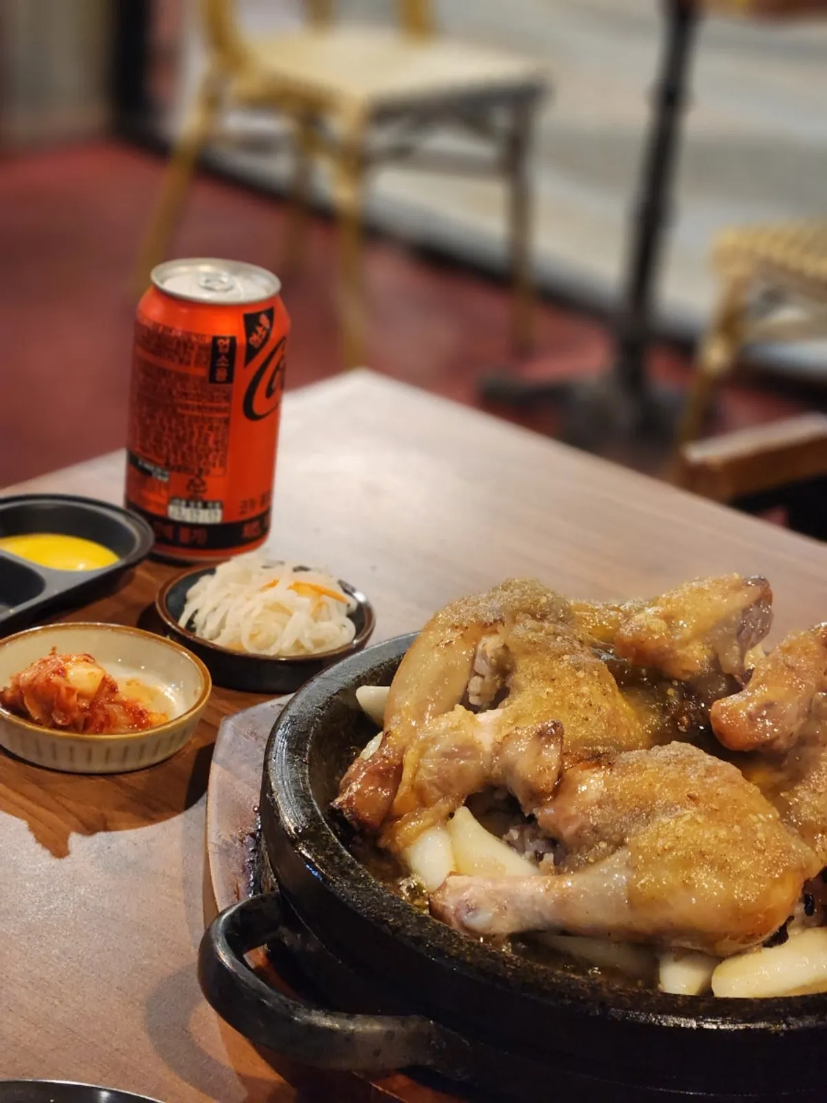 다 먹어갈 무렵의 왕갈비장작통닭 철판