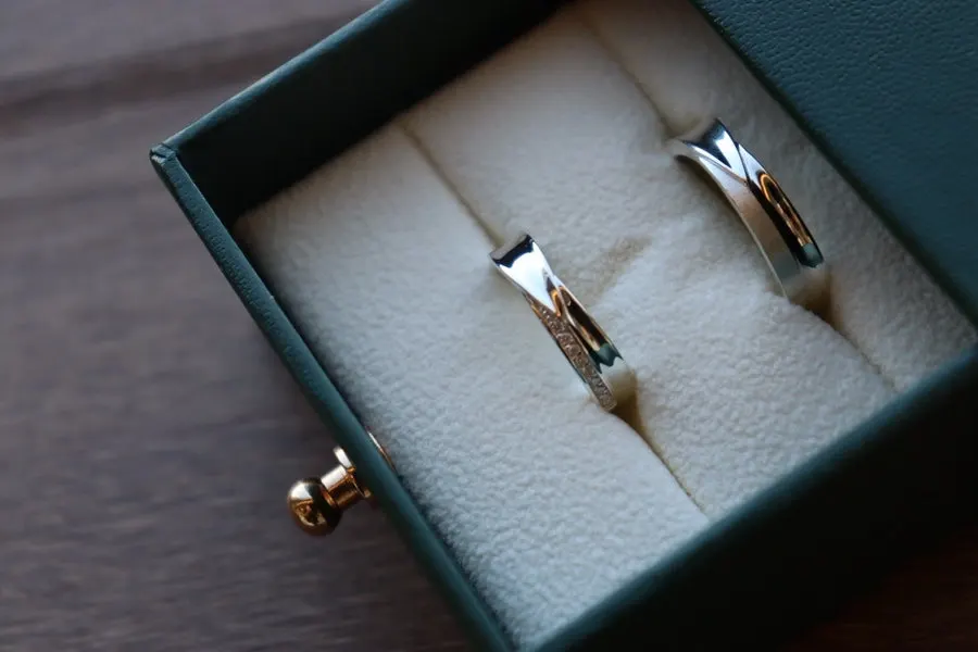 Couple rings with a unified look thanks to matching silver material