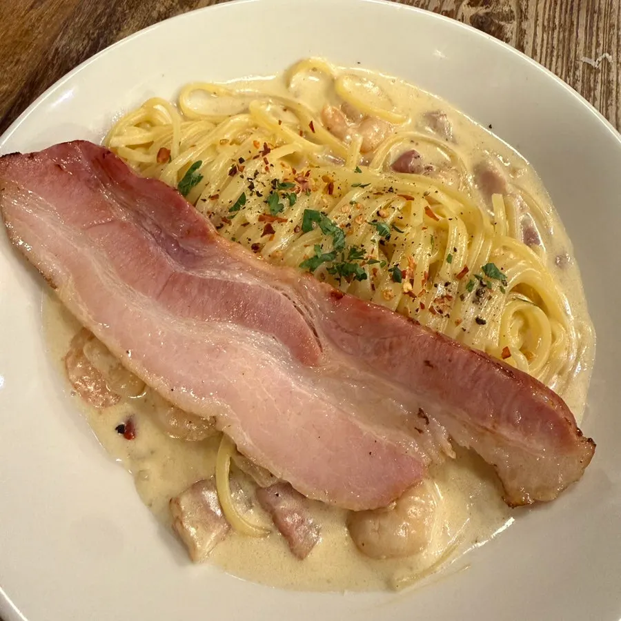 두툼한 그릴드 베이컨이 올라간 알프레도 크림 파스타