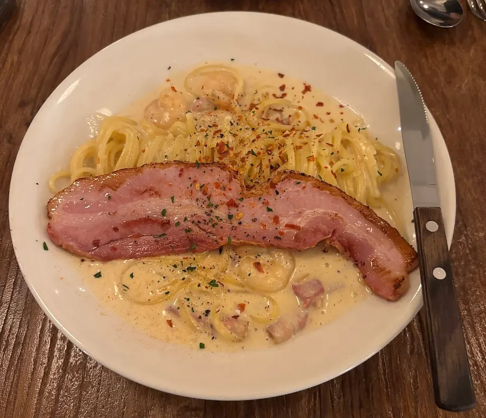 통베이컨이 올라간 알프레도 크림 파스타