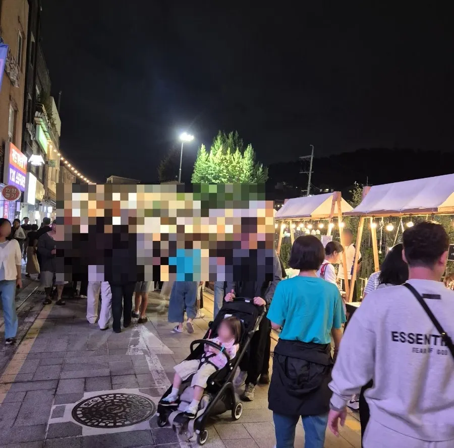 Nighttime flea market set up on a Haenggung-dong street