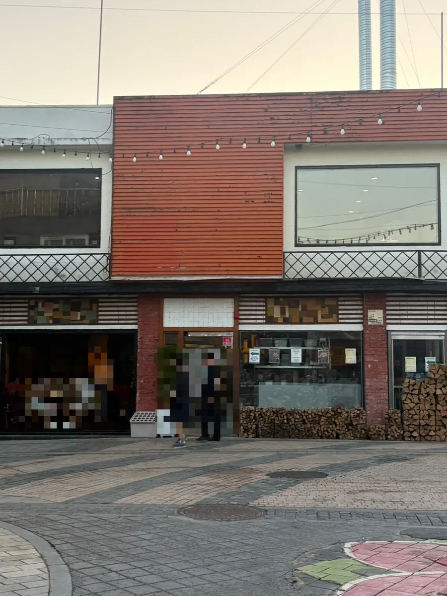 Storefront on Haenggung-ro in Haenggung-dong, Suwon