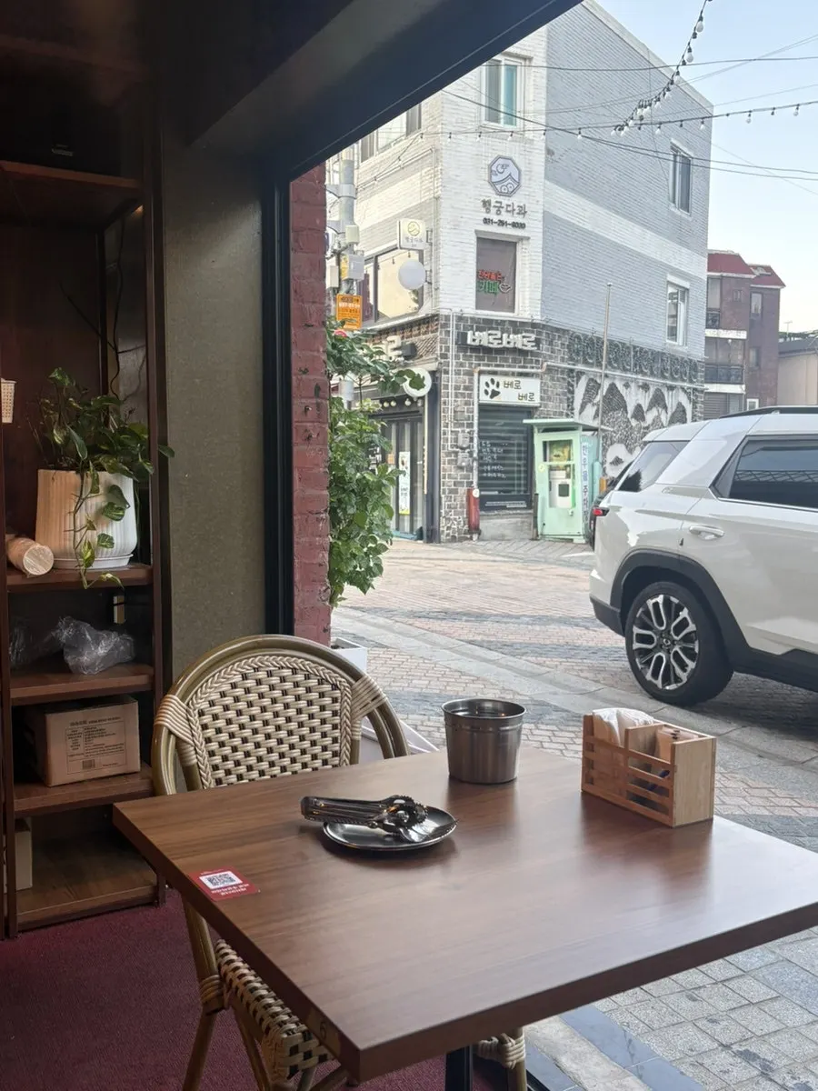 행궁동 인기 통닭집 홀 좌석