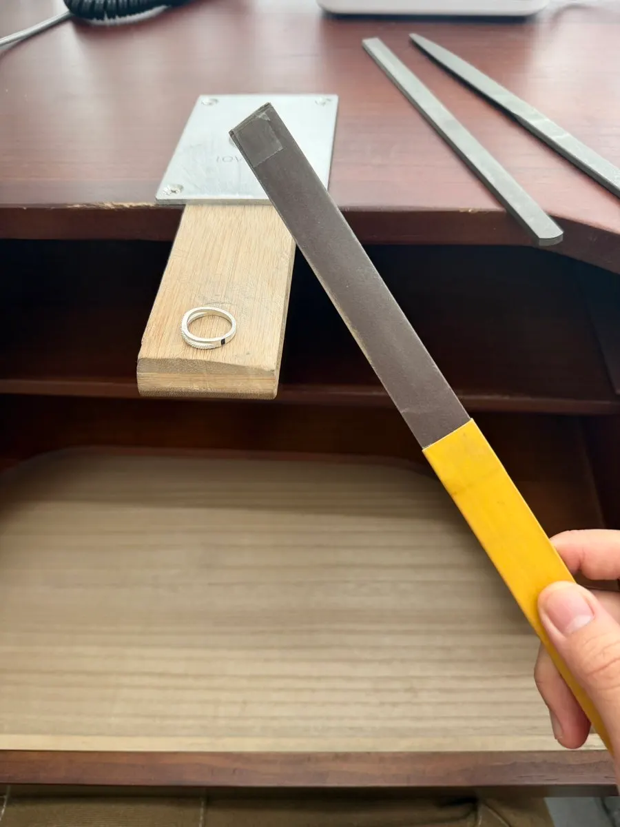 プライベートルームで直接指輪作業をする様子