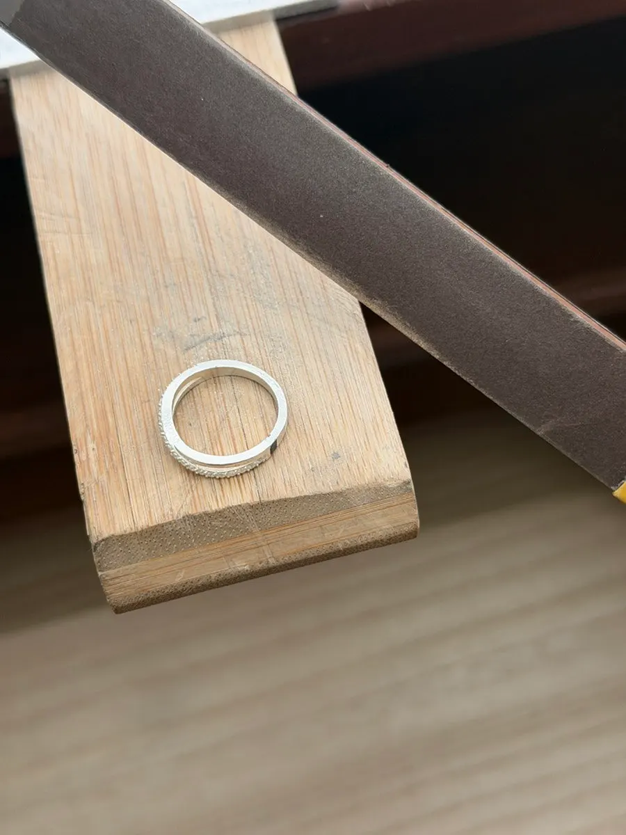 説明を聞き道具を持って作業する段階