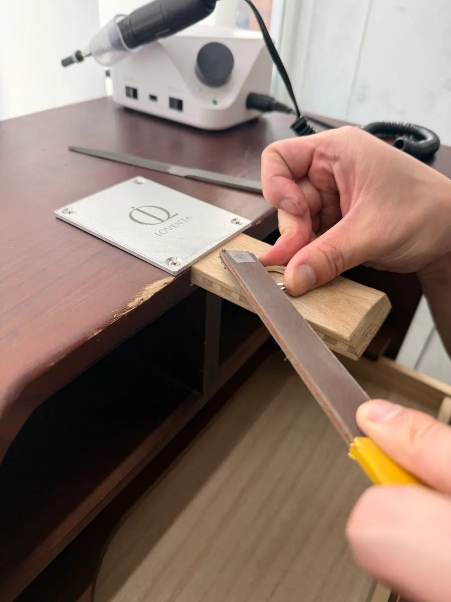 紙やすりで指輪の断面を整える過程