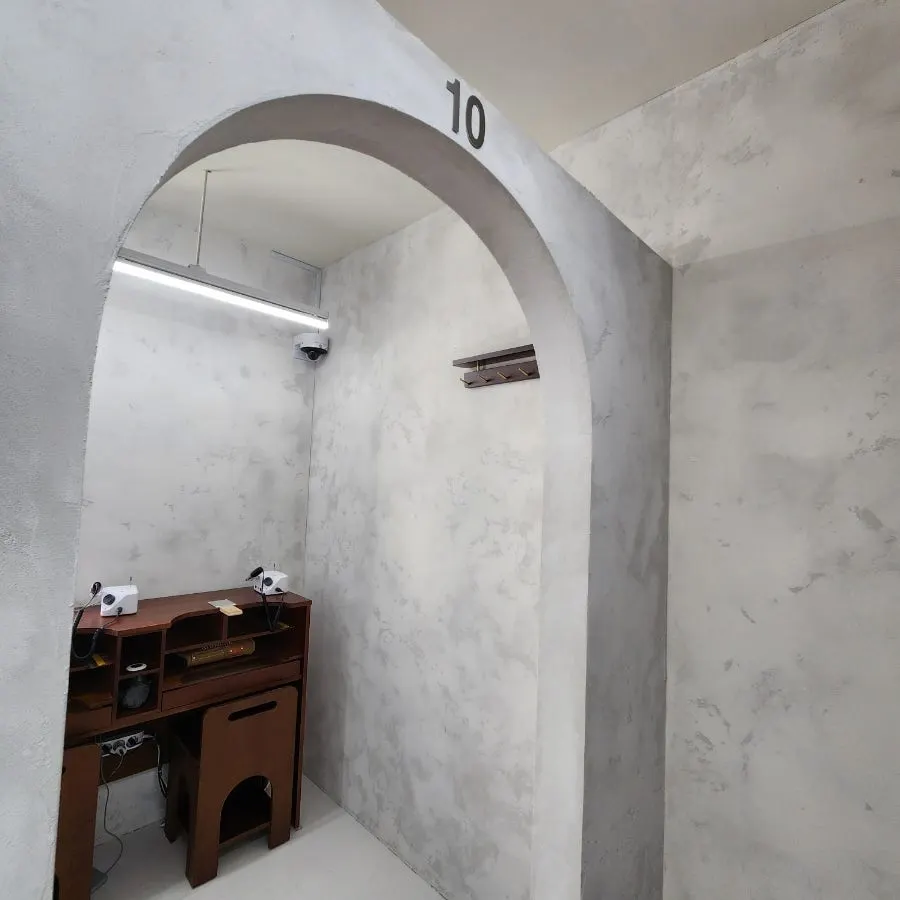 Spotlessly kept sink and mirror