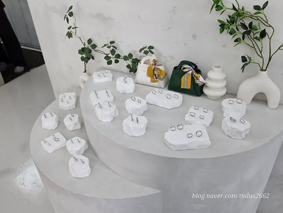 Sample couple ring designs at Loventa Suwon Haenggung