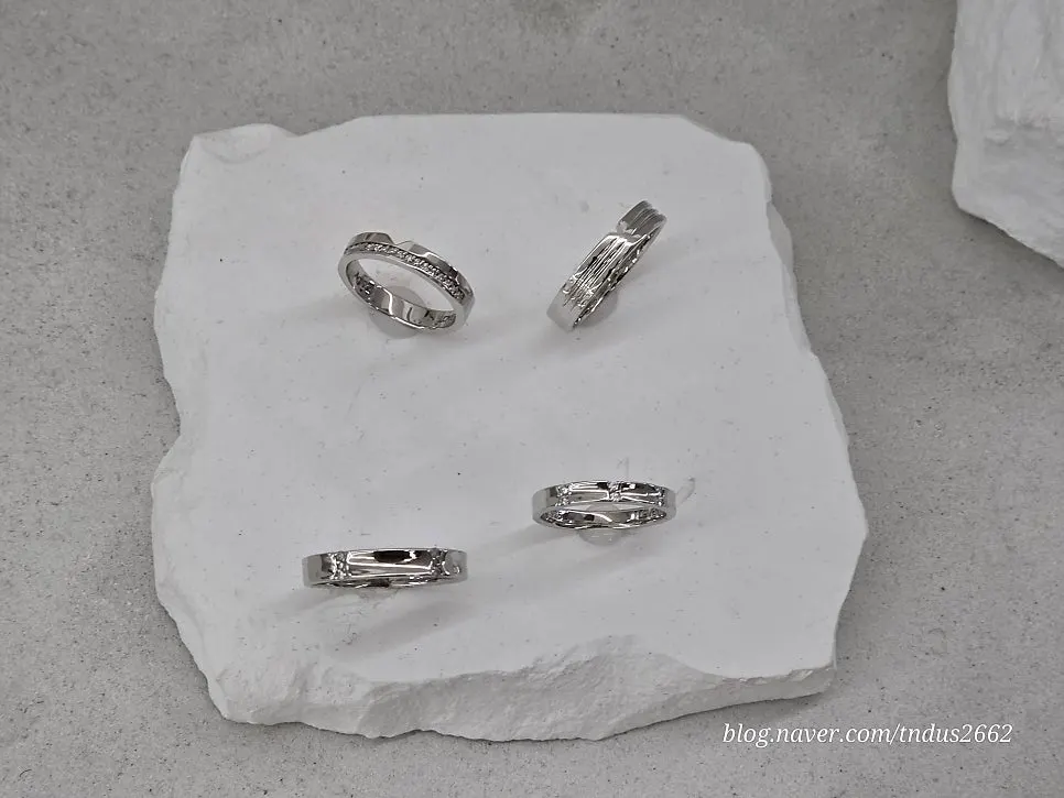 Couple ring design set with moissanite stones