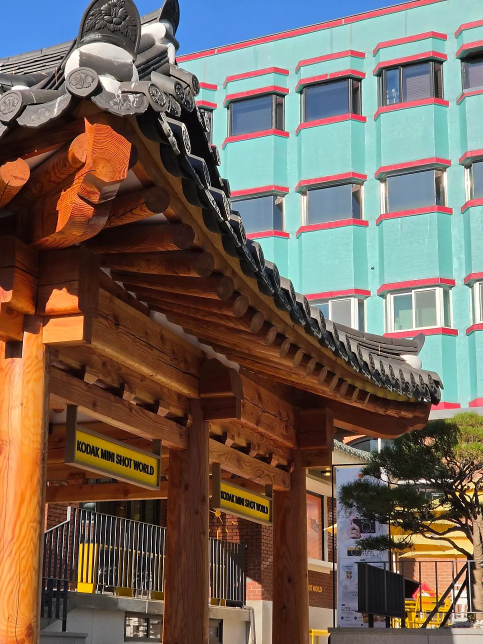Exploring the streets of Haenggung-dong while waiting for the rings