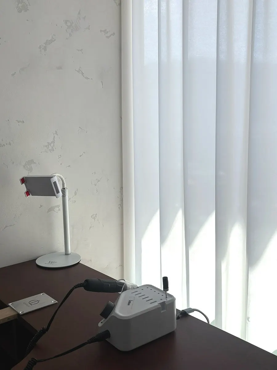 핸드폰 거치대가 놓인 반지 제작 작업 책상